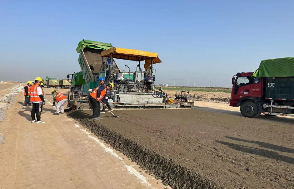 新進展！濱響大道水穩(wěn)層開始鋪設(shè)2.jpg
