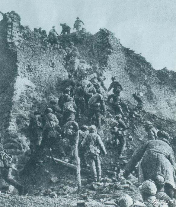 1948年12月，人民解放軍向新保安守?cái)嘲l(fā)起攻擊。這是解放軍戰(zhàn)士登上新保安城頭。 